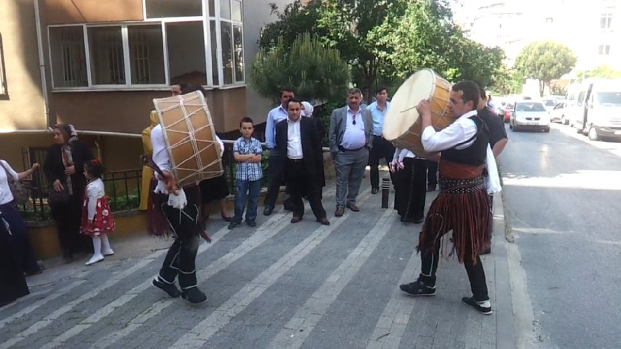 Sokak Düğünlerinde Davul Zurna ile Tam Bir Mahalle Eğlencesi Yaşayın